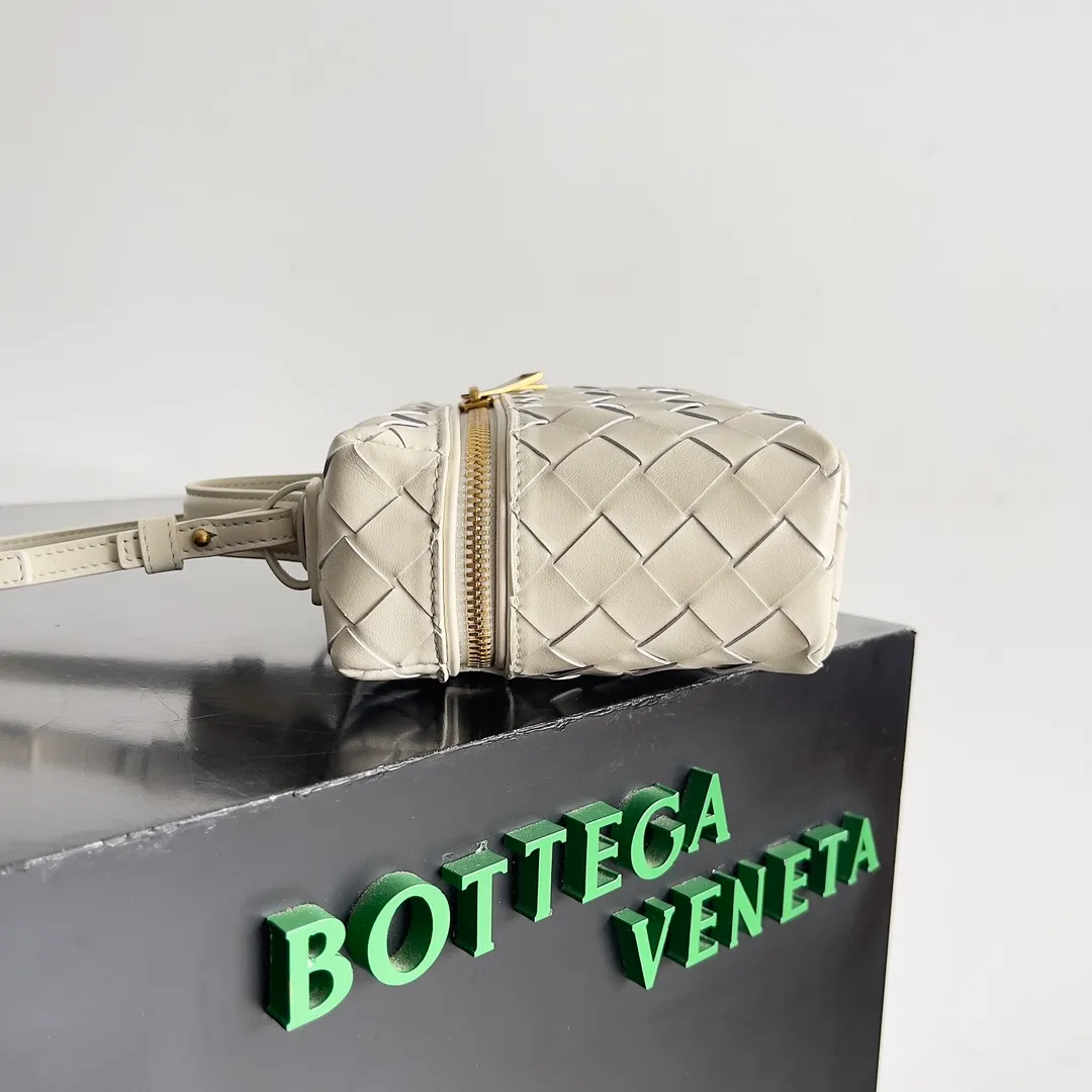 Batch 1360 Bottega Veneta 24 spring and summer woven zipper crossbody bag. A crossbody bag that can be used as a cosmetic bag. The exquisite weaving and compact body are an indispensable accessory for the upcoming summer. The double zipper also better protects the bag. It has a large capacity. If you like it, don’t miss it. Style number: 789109 Size: 22*12.5*5cm